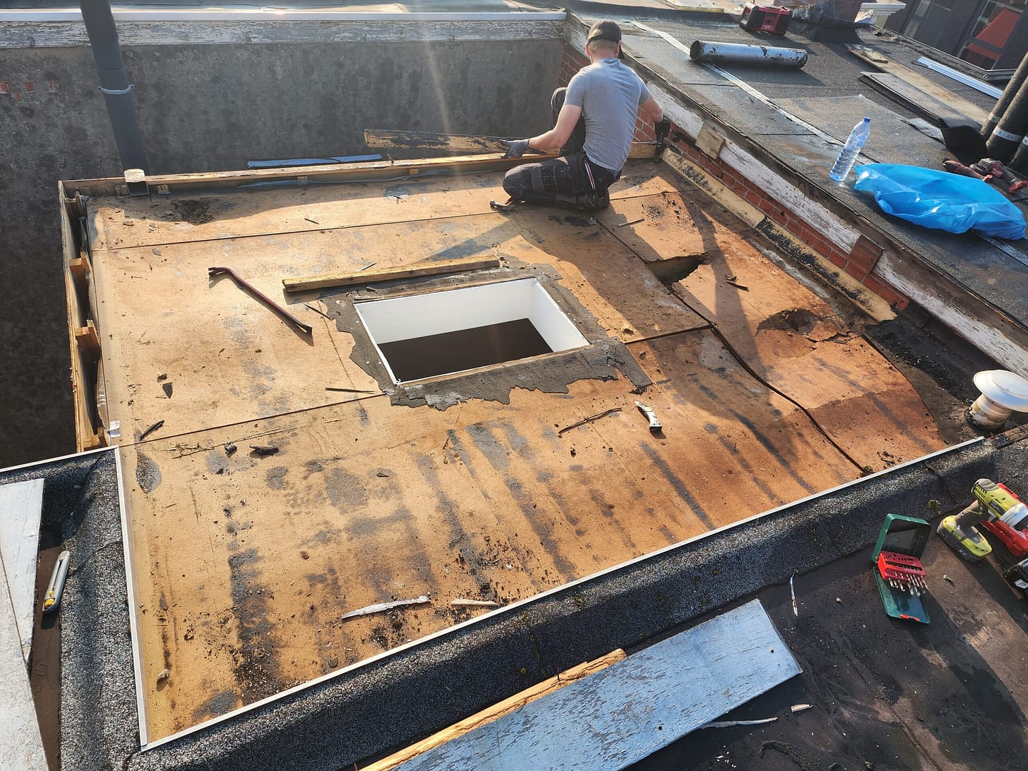 Het kleine dak bleek verrot