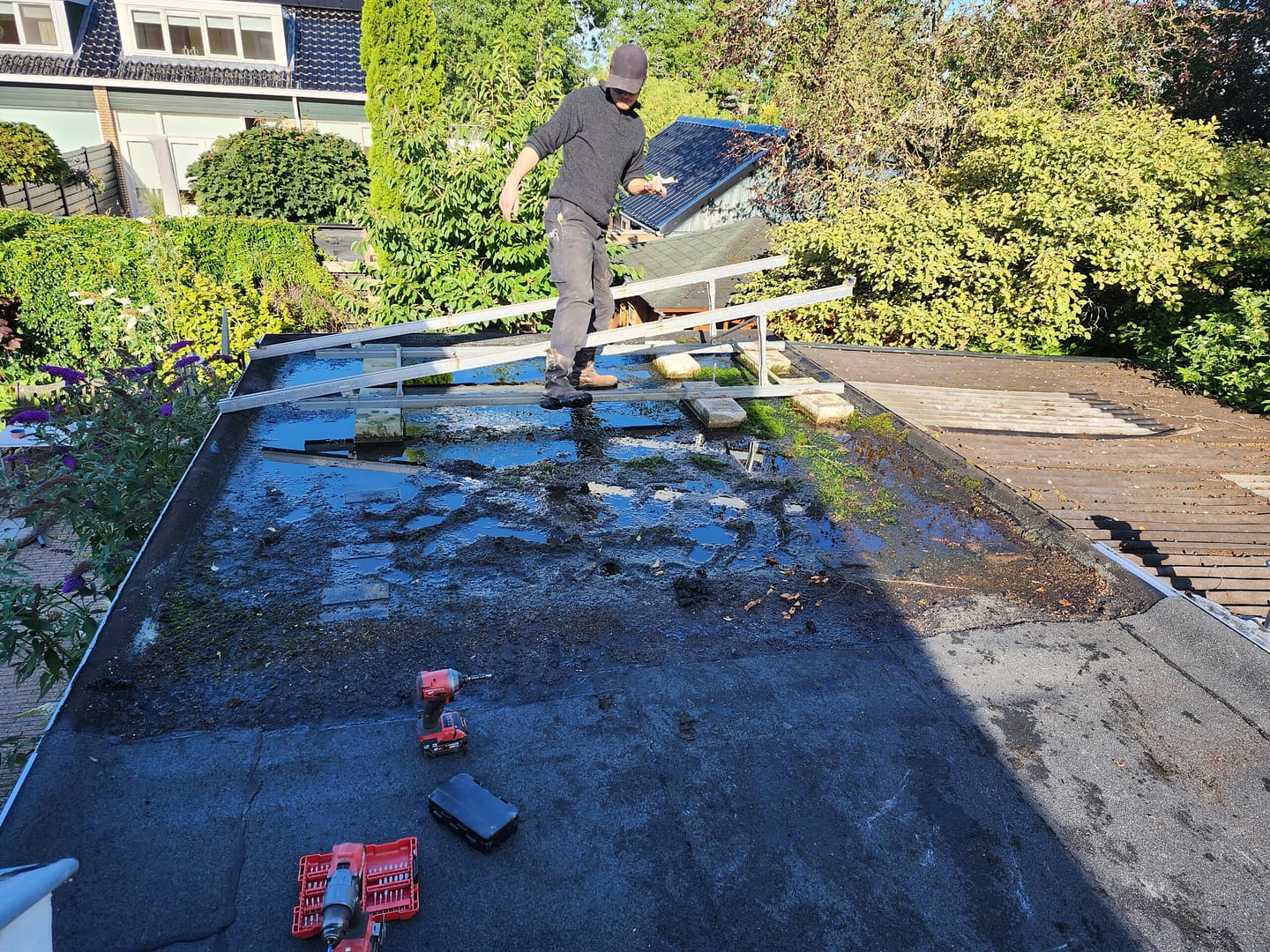 Verzakt dak met zonnepanelen